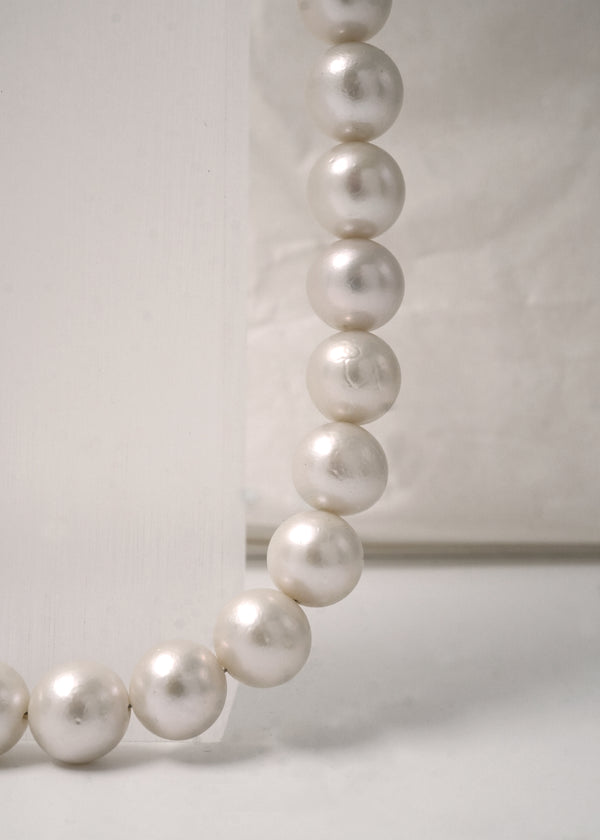 Monolith- Pearl- White Round